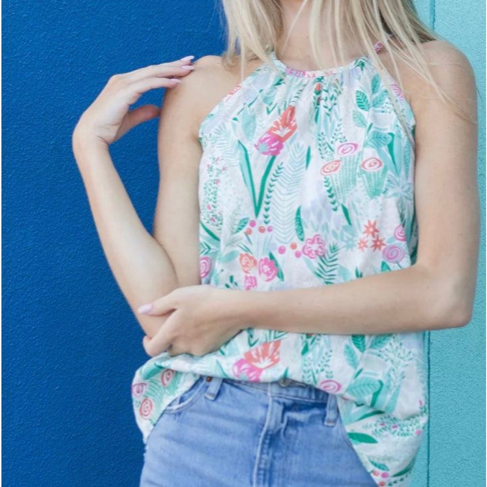 Arianna top. Thin straps & a gathered neckline.

53%Cotton, 47% Rayon
